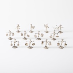 Plaatskaart houders / miniatuur figuren (12), Sammy Sterling, Hongkong 20e eeuw, zilver