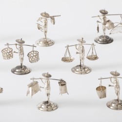 Plaatskaart houders / miniatuur figuren (12), Sammy Sterling, Hongkong 20e eeuw, zilver