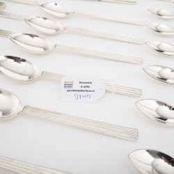 Georg Jensen bestek set (53), model Bernadotte, zilver. Ontworpen door Sigvard Bernadotte (1907-2002)
