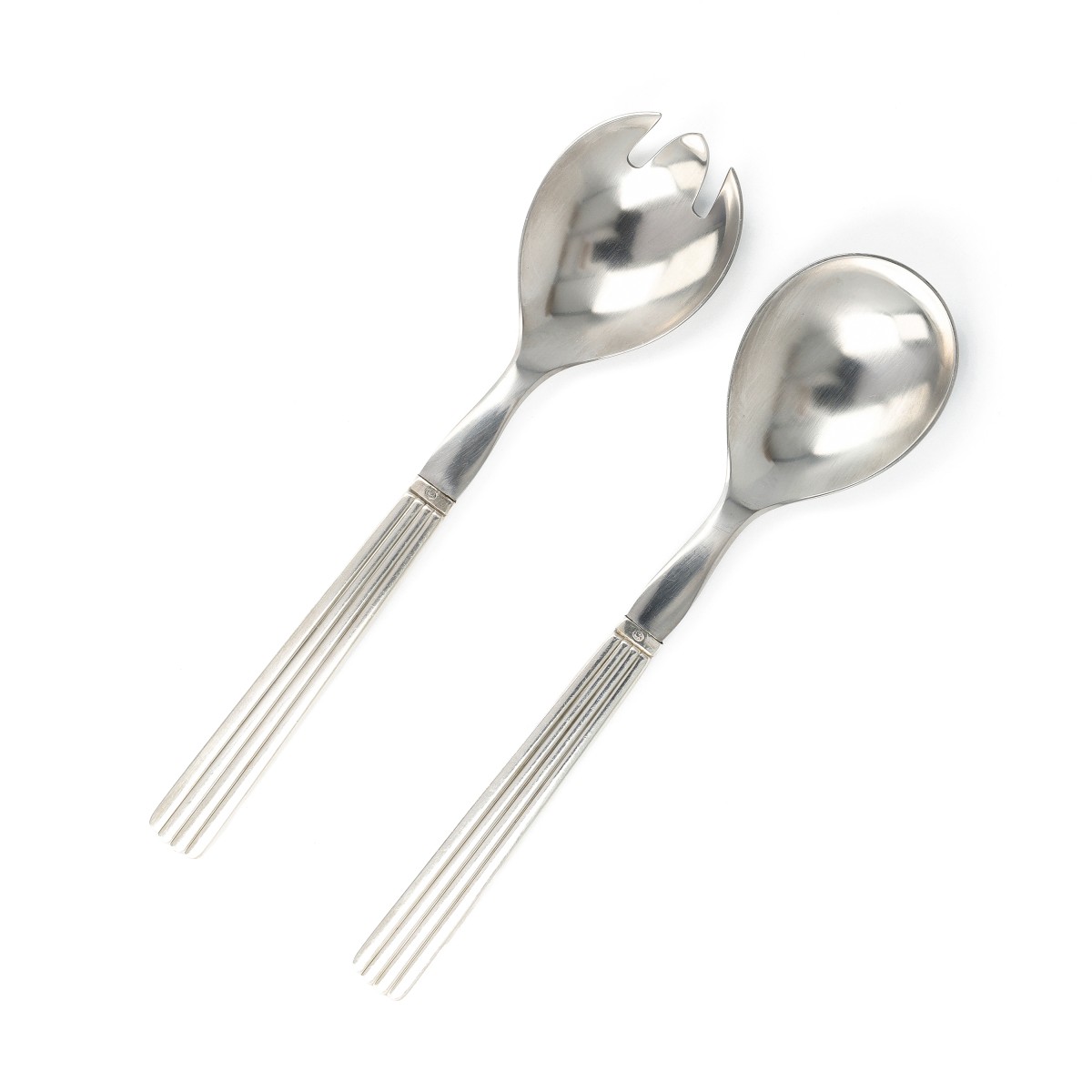 Georg Jensen saladecouvert (2), model Bernadotte, zilver. Ontworpen door Sigvard Bernadotte (1907-2002)