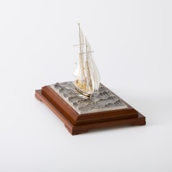Zeilschip met vitrine, Seki Takehiko II, Japan ca. 2005, zilver