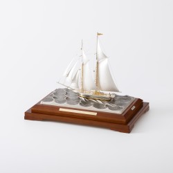 Zeilschip met vitrine, Seki Takehiko II, Japan ca. 2005, zilver