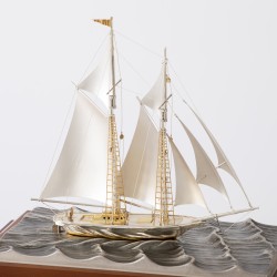 Zeilschip met vitrine, Seki Takehiko II, Japan ca. 2005, zilver