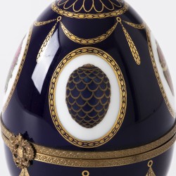 Fabergé "Musical swan Imperial Egg" muziekdoos, Limoges porselein / brons / zilver