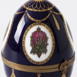 Fabergé "Musical swan Imperial Egg" muziekdoos, Limoges porselein / brons / zilver