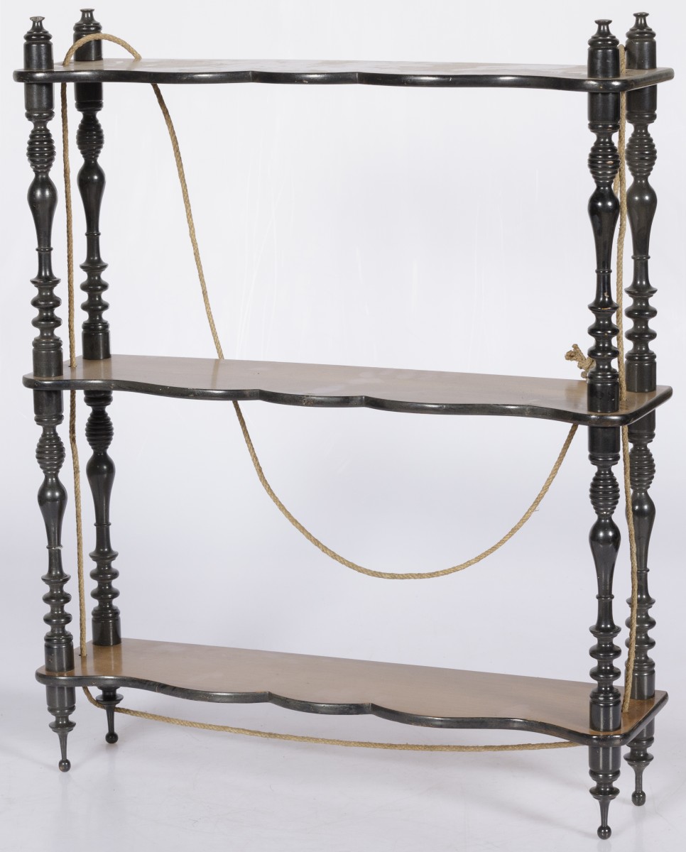 Een Willem III hang-etagère, Holland, laat 19e eeuw.