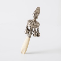 Baby rammelaar, C.F. Kellenbach, Rotterdam ca. 1840, zilver