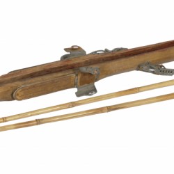 Een set ski's en skistokken, vroeg 20e eeuw.