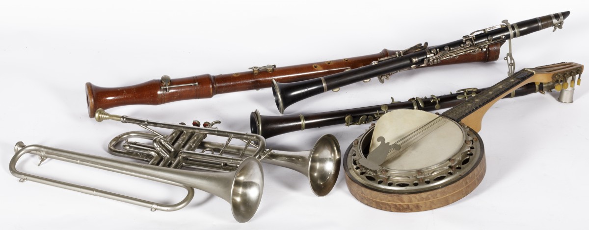 Een (6)-delig lot muziekinstrumenten, 20e eeuw.