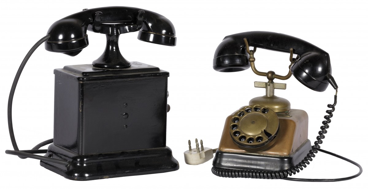 Een lot van (2) diverse oude telefoontoestellen, 1e helft 20e eeuw.