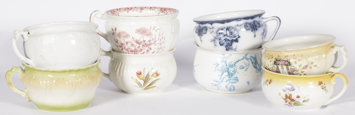 Een lot van (8) diverse po's / pispotten, 20e eeuw.