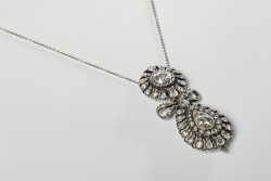 Gouden-zilveren collier met antieke hanger met grote roos geslepen diamanten