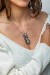 Gouden-zilveren collier met antieke hanger met grote roos geslepen diamanten