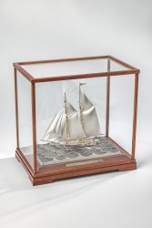 Zeilschip met vitrine, Seki Takehiko II, Japan ca. 2005, zilver