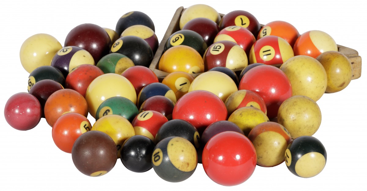 Een groot lot diverse decoratieve (oefen-) biljartballen en pooltafelballen met driehoek (hout), 20e eeuw.