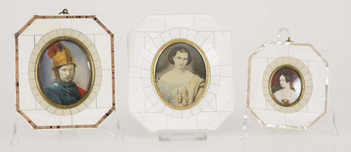 Een lot van (3) miniatuur portretten in benen lijstjes, 20e eeuw.
