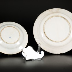 Een (3) delig lot Delfts aardewerk objecten met blauw-wit decor, Holland, 18e eeuw en later.