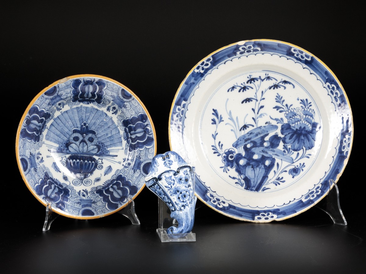 Een (3) delig lot Delfts aardewerk objecten met blauw-wit decor, Holland, 18e eeuw en later.