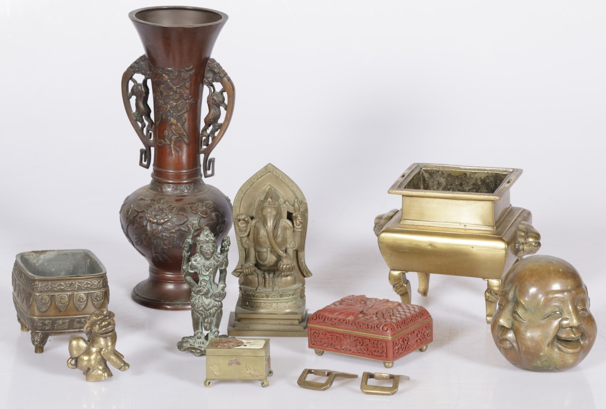 Een lot van diverse Aziatische objecten waaronder een bronzen "4 faces" sculptuur en een bronzen doosje met inlegwerk.
