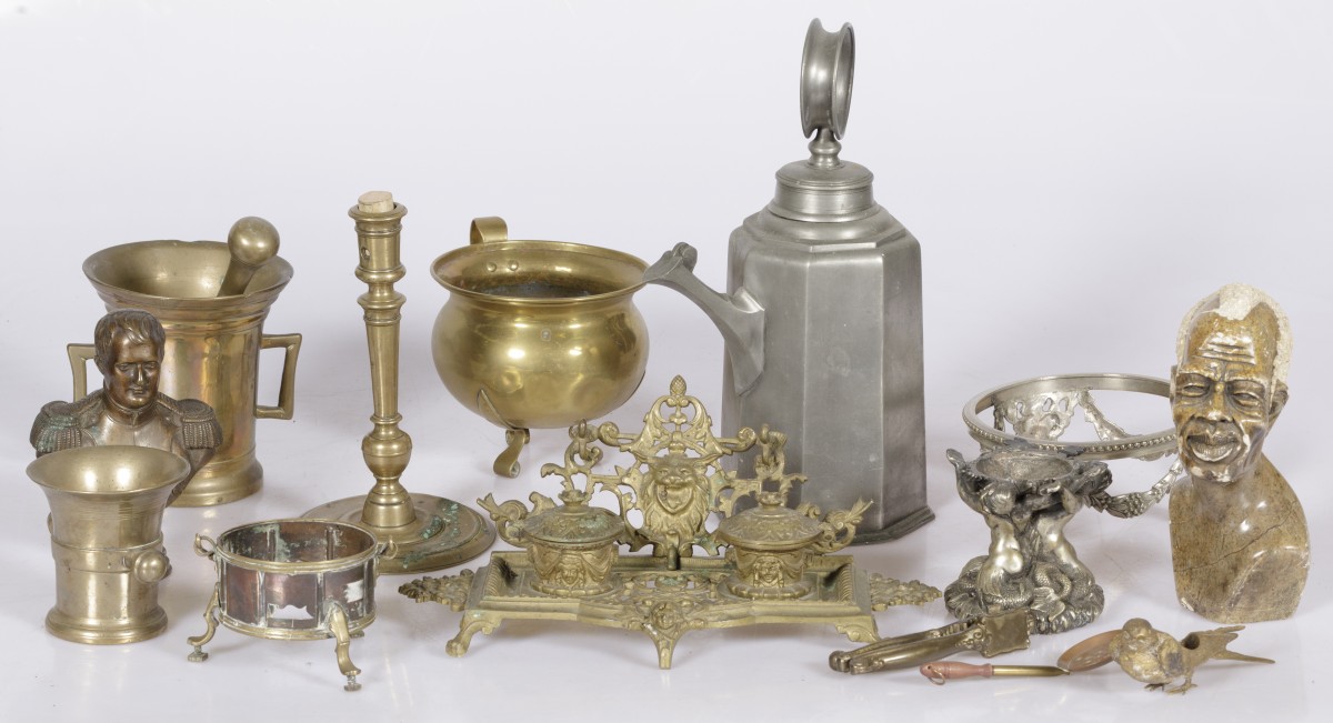 Een lot diversen waaronder een bronzen buste van Napoleon en een Zwitserse tinnen kan.