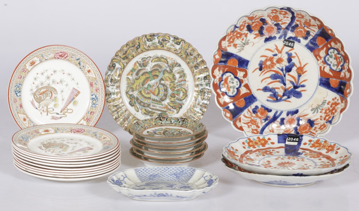 Een lot diverse aardewerken en porseleinen borden waaronder met transferware decor, 19e/20e eeuw.