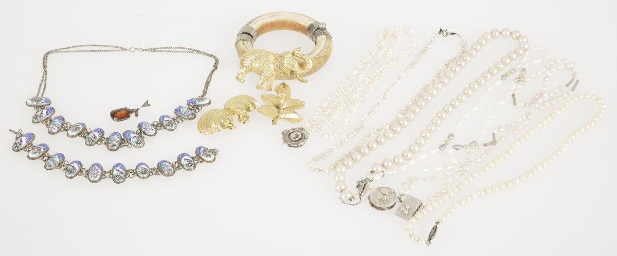 Lot van diverse vintage sieraden, inclusief zilver.