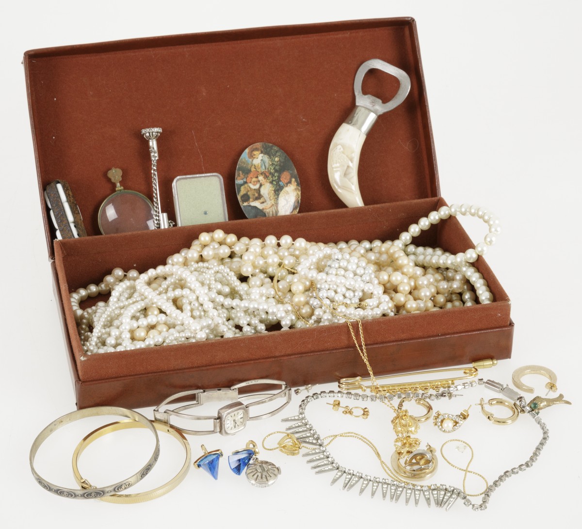 Lot van diverse sieraden en parelcolliers, inclusief zilver.