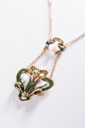 14K roségouden collier bezet met peridot, cultivé parel en emaille