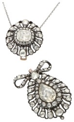 Gouden-zilveren collier met antieke hanger met grote roos geslepen diamanten