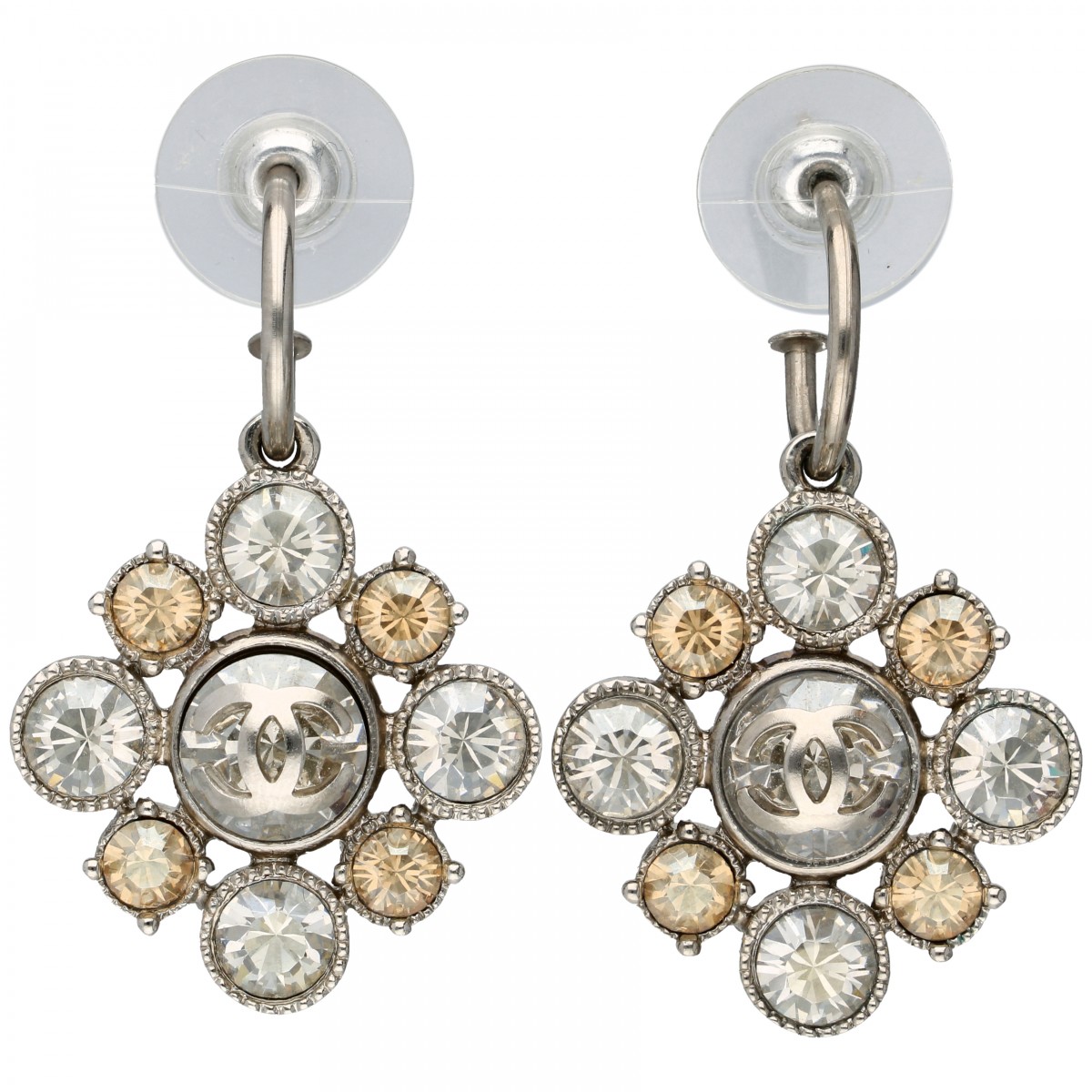 Chanel CC Crystal Flower zilverkleurige oorbellen bezet met helderwitte en gele strass-stenen.