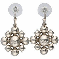 Chanel CC Crystal Flower zilverkleurige oorbellen bezet met helderwitte en gele strass-stenen.