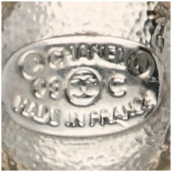 Chanel CC Crystal Flower zilverkleurige oorbellen bezet met helderwitte en gele strass-stenen.