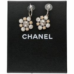 Chanel CC Crystal Flower zilverkleurige oorbellen bezet met helderwitte en gele strass-stenen.