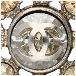 Chanel CC Crystal Flower zilverkleurige oorbellen bezet met helderwitte en gele strass-stenen.