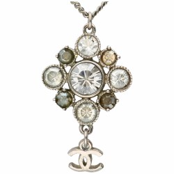 Chanel CC Crystal Flower zilverkleurig collier en hanger bezet met helderwitte en gele strass-stenen.