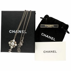 Chanel CC Crystal Flower zilverkleurig collier en hanger bezet met helderwitte en gele strass-stenen.