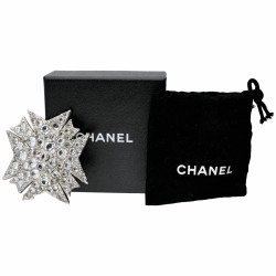 Chanel CC Star zilverkleurige broche bezet met helder witte strass-stenen.