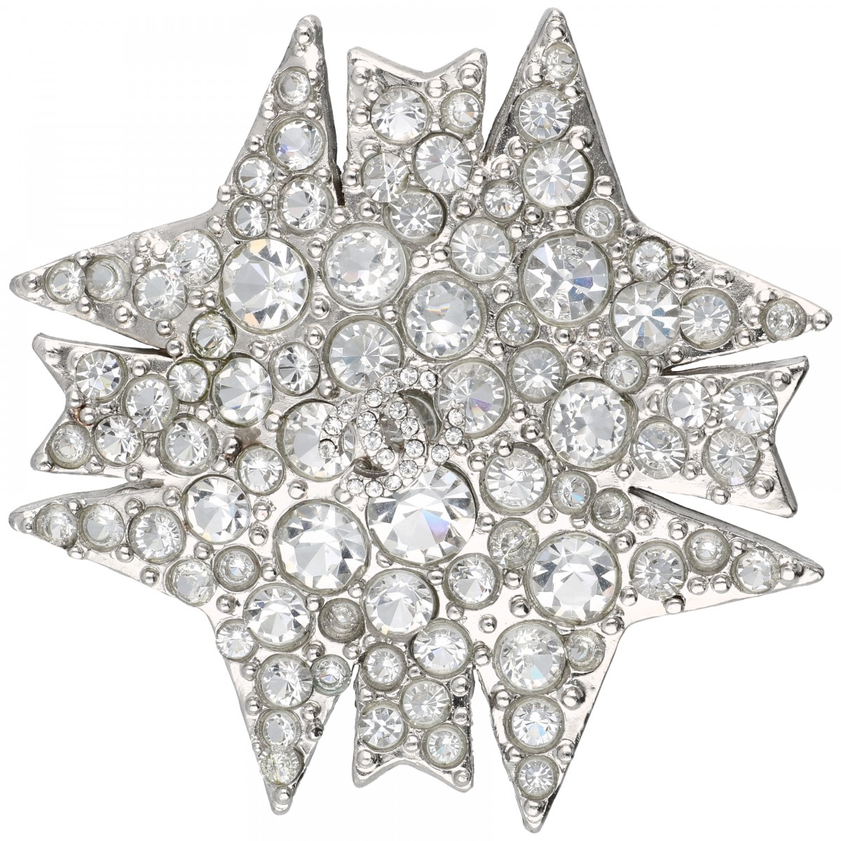 Chanel CC Star zilverkleurige broche bezet met helder witte strass-stenen.