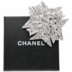 Chanel CC Star zilverkleurige broche bezet met helder witte strass-stenen.
