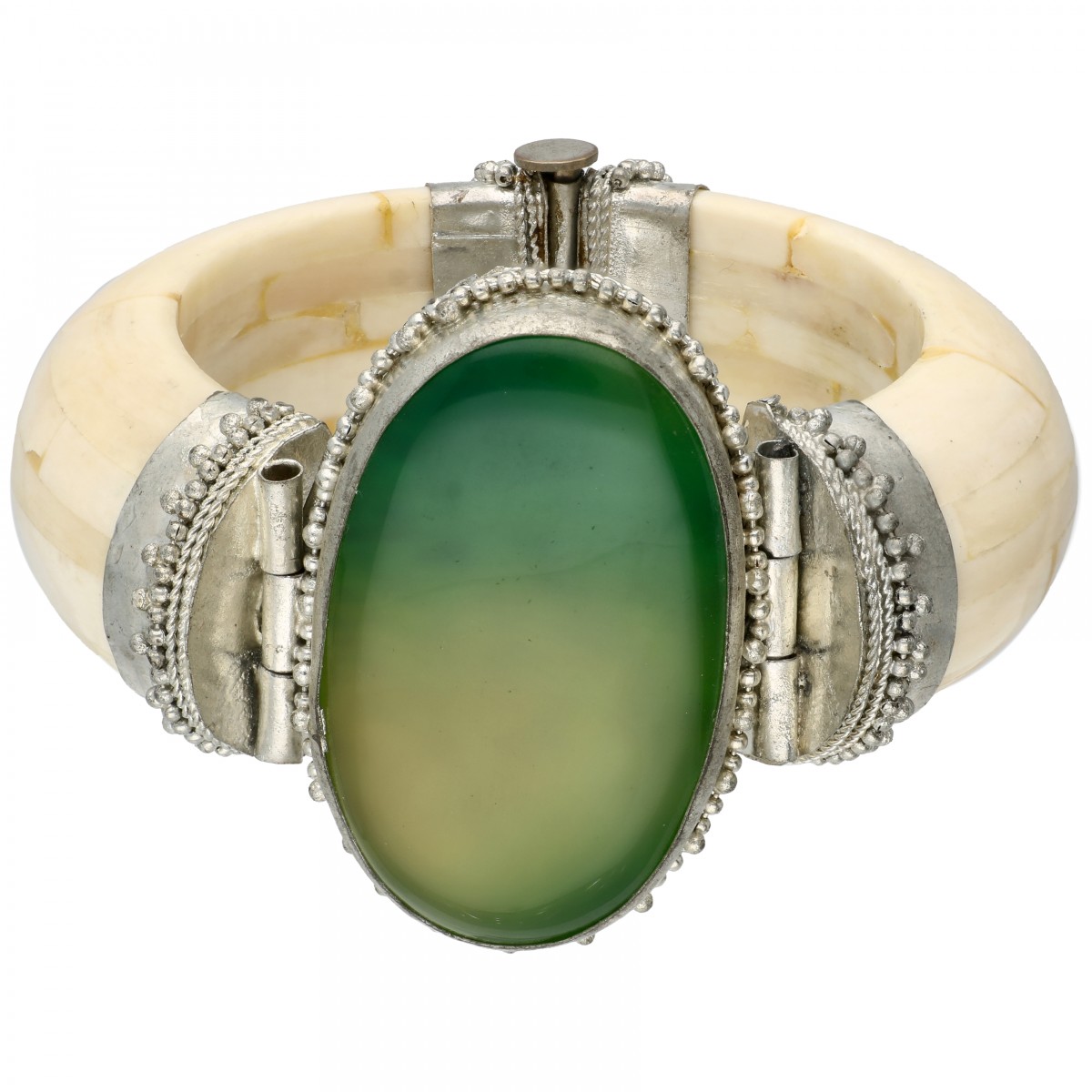 Benen bangle armband met groene agaat in een tribaal zilveren zetting.