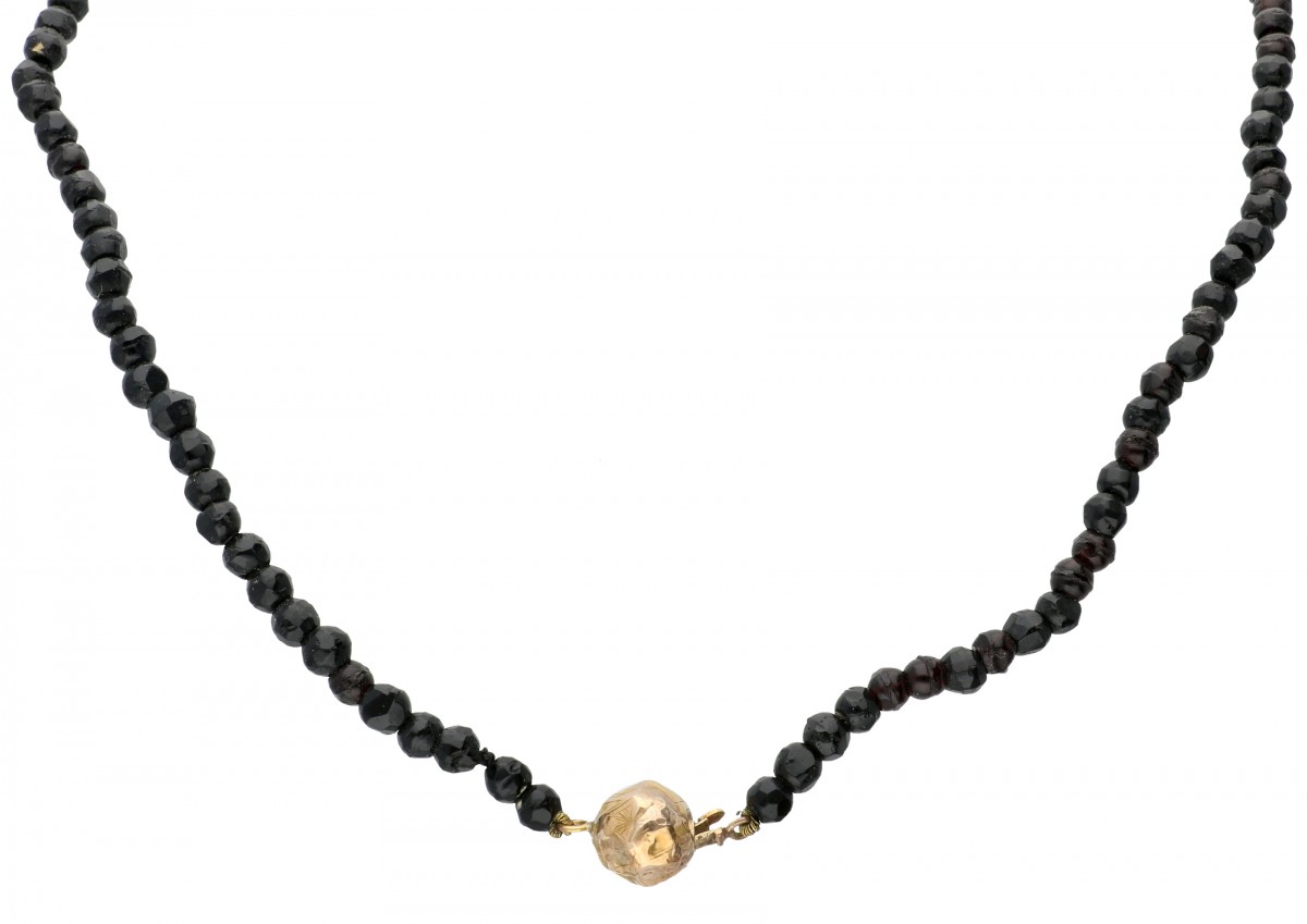 Eénrijig glasgranaten collier met een geelgouden sluiting - 14 kt.