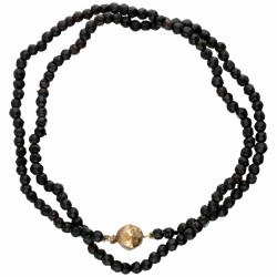 Eénrijig glasgranaten collier met een geelgouden sluiting - 14 kt.