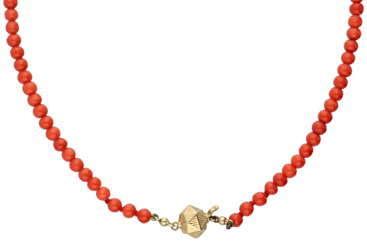 Bloedkoralen choker met een geelgouden sluiting - 14 kt.