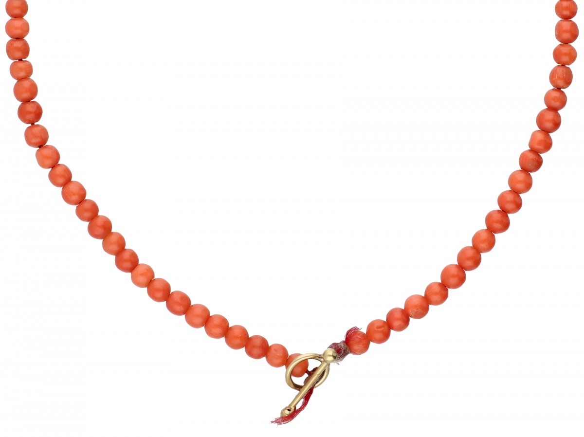 Bloedkoralen armband met een geelgouden sluiting - 14 kt.