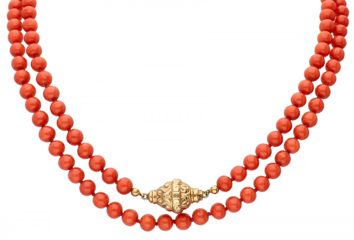 Eénrijig bloedkoralen collier met een gegraveerde geelgouden sluiting - 14 kt.