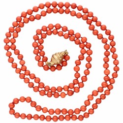 Eénrijig bloedkoralen collier met een gegraveerde geelgouden sluiting - 14 kt.