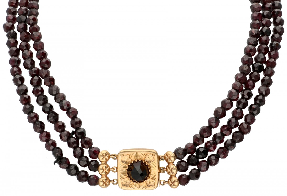 Drierijig granaten collier met een rijk gedecoreerde geelgouden sluiting - 14 kt.