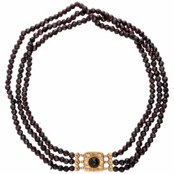 Drierijig granaten collier met een rijk gedecoreerde geelgouden sluiting - 14 kt.