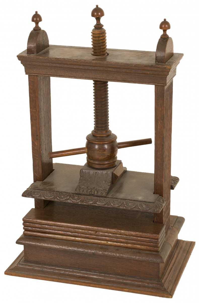 Een eikenhouten linnenpers, Holland, 19e eeuw.