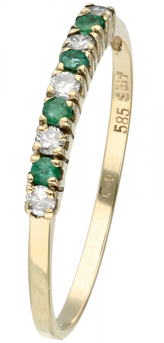 Geelgouden rijring bezet met ca. 0.15 ct. diamant en natuurlijke smaragd - 14 kt.